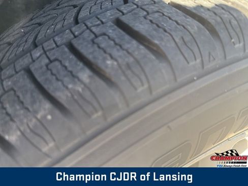 Used 2024 Chrysler Pacifica Touring-L image 11