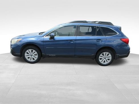 Used 2019 Subaru Outback 2.5i Premium w/ Popular Package #2 AWD/4WD image 2