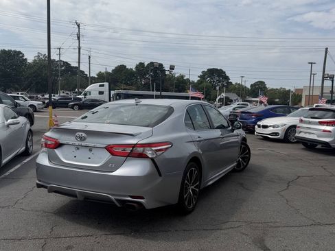 Used 2020 Toyota Camry SE FWD image 10