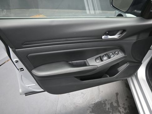 Used 2024 Nissan Altima 2.5 SV FWD image 11