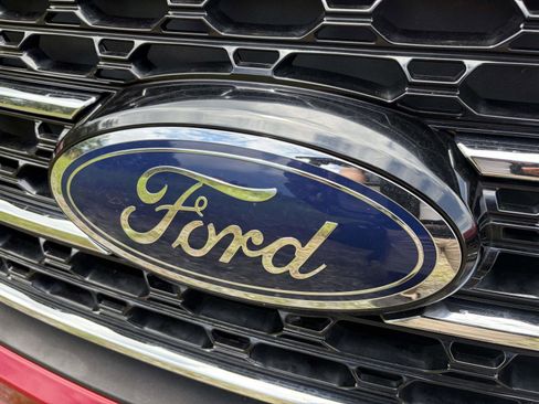 Used 2020 Ford Explorer XLT w/ Equipment Group 202A AWD/4WD image 5