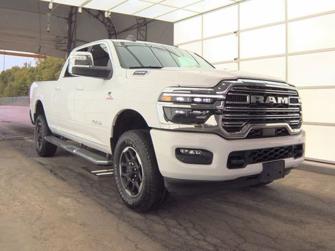 Used 2025 RAM 2500 Laramie AWD/4WD image 4