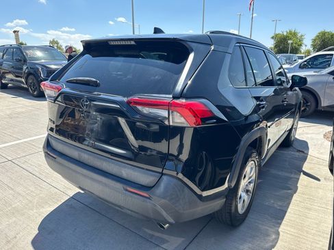 Used 2021 Toyota RAV4 LE FWD image 4