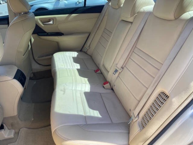 Used 2017 Toyota Camry XLE w/ Moonroof Package FWD image 13
