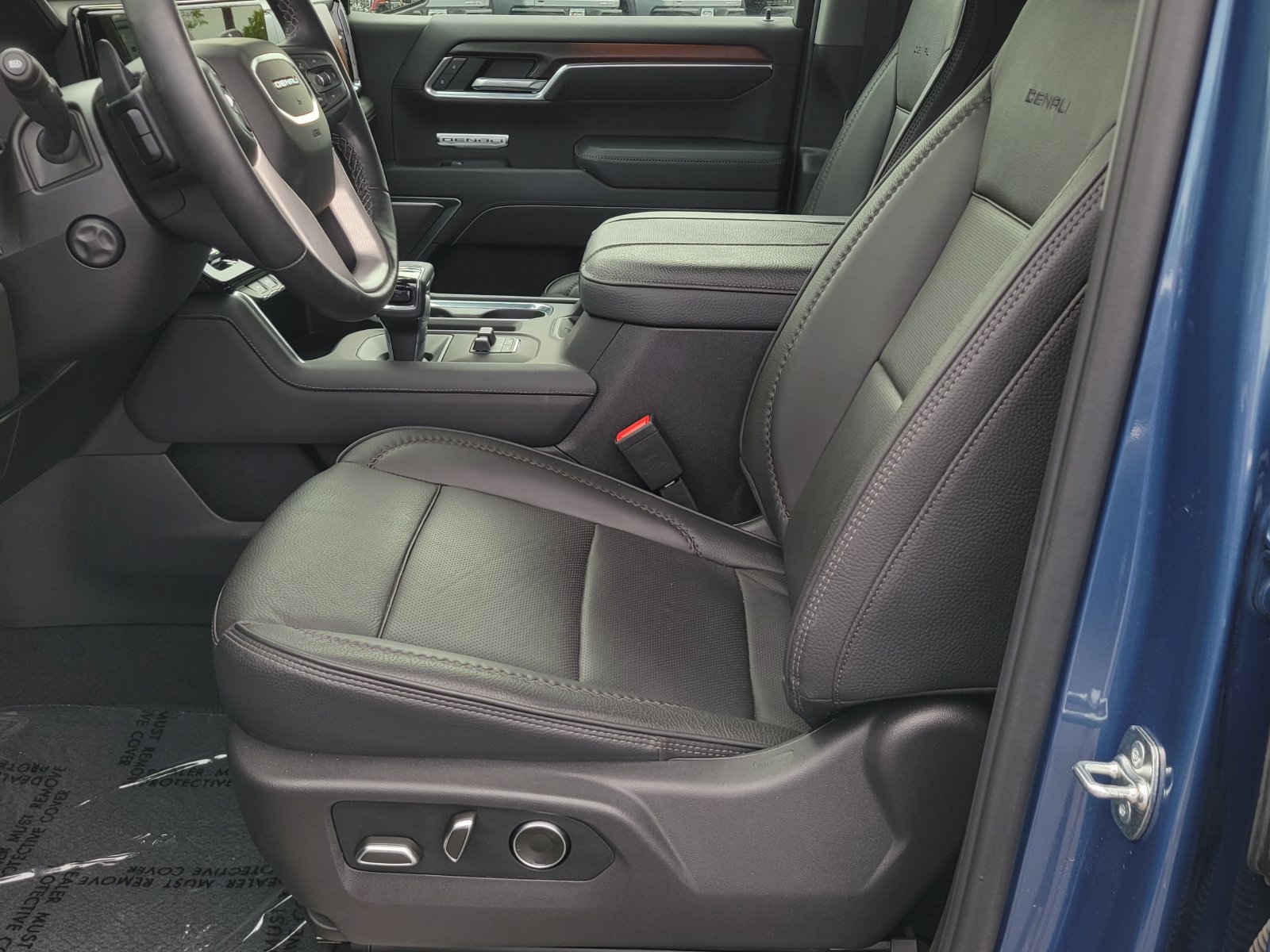 Used 2025 GMC Sierra 1500 Denali w/ Denali Reserve Package AWD/4WD image 8
