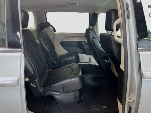 Used 2024 Chrysler Pacifica Touring-L FWD image 27