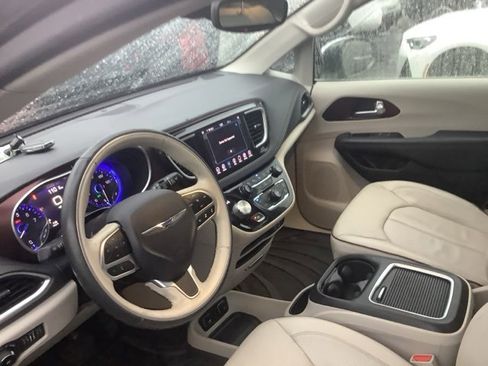 Used 2020 Chrysler Pacifica Limited w/ Advanced Safetytec Group image 2
