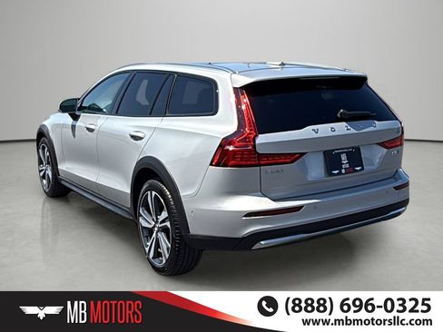 Used 2025 Volvo V60 B5 Cross Country Plus AWD/4WD image 3