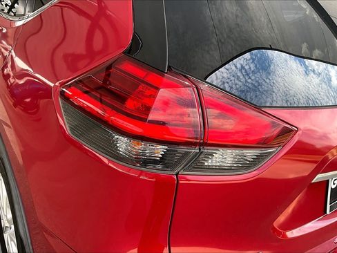 Used 2017 Nissan Rogue SV FWD image 28