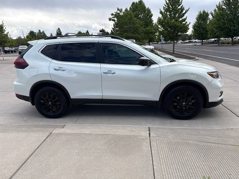 Used 2018 Nissan Rogue SV w/ Premium Package FWD image 4