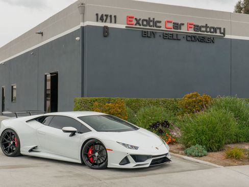 Used 2020 Lamborghini Huracan EVO image 1