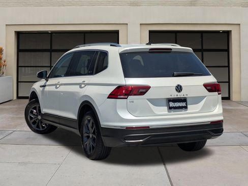 Used 2023 Volkswagen Tiguan SE w/ Panoramic Sunroof Package FWD image 2