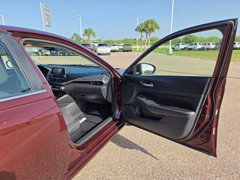 Used 2024 Nissan Altima 2.5 SV FWD image 18