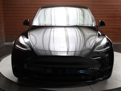 Used 2023 Tesla Model Y Long Range image 42