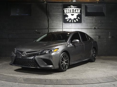 Used 2022 Toyota Camry SE FWD image 1