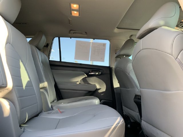 Used 2023 Toyota Highlander XLE FWD image 34