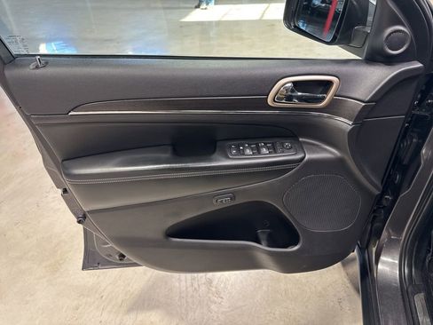 Used 2015 Jeep Grand Cherokee Limited w/ Luxury Group II image 34