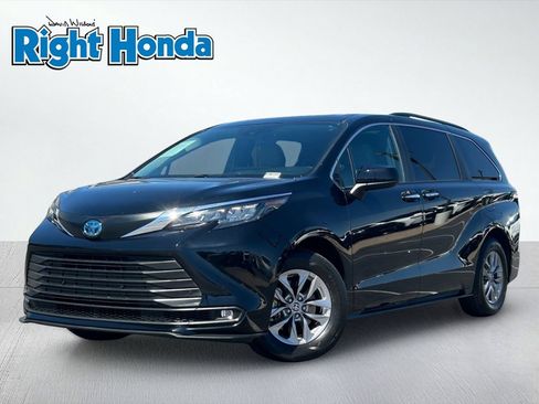 Used 2025 Toyota Sienna XLE FWD image 2