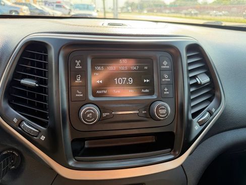 Used 2017 Jeep Cherokee Sport FWD image 24