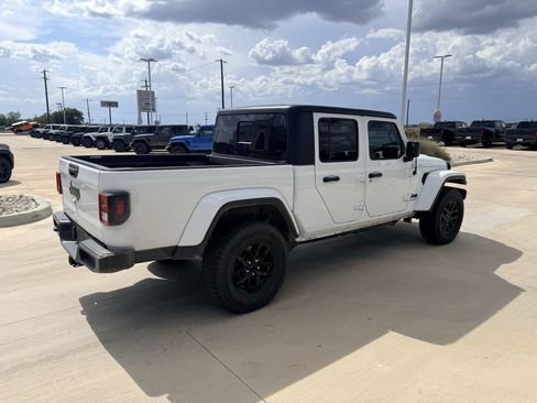 Used 2022 Jeep Gladiator Sport AWD/4WD image 3