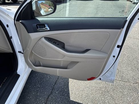 Used 2011 Kia Optima EX image 17