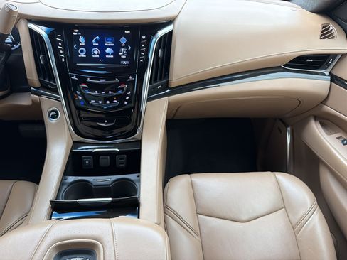 Used 2018 Cadillac Escalade Platinum AWD/4WD image 34