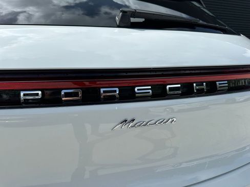 Certified 2025 Porsche Macan image 12