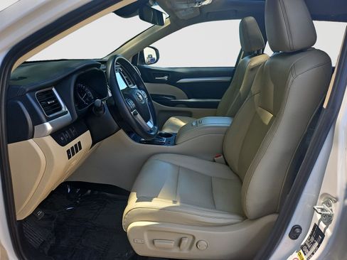 Used 2019 Toyota Highlander SE AWD/4WD image 16