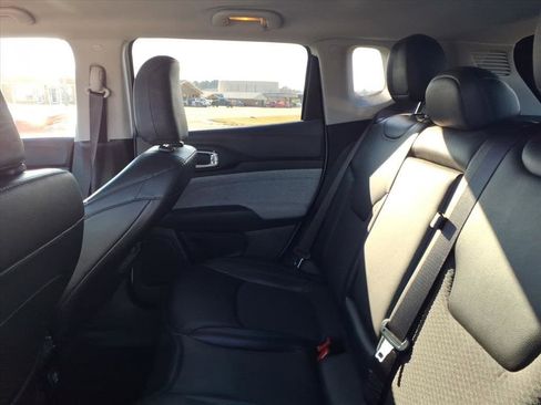 Used 2022 Jeep Compass Latitude FWD image 24