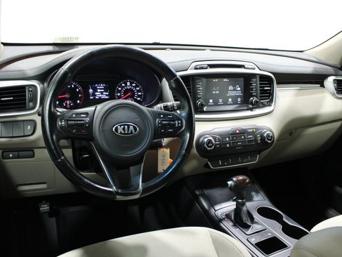 Used 2018 Kia Sorento FWD image 2
