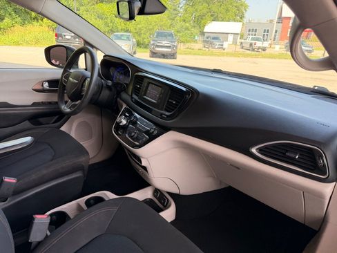 Used 2017 Chrysler Pacifica Touring FWD image 18