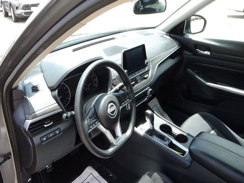 Used 2025 Nissan Altima 2.5 SV FWD image 17