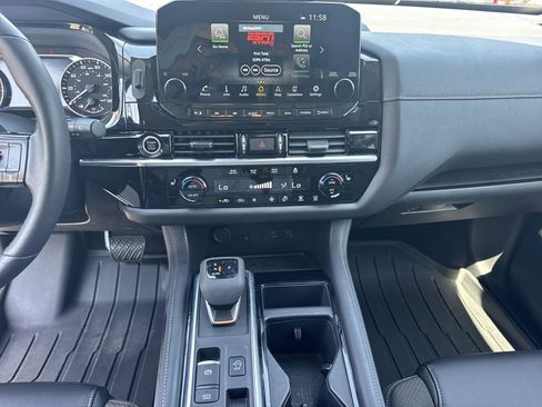 Used 2024 Nissan Pathfinder SL FWD image 29