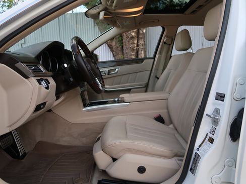 Used 2014 Mercedes-Benz E 550 4MATIC Sedan image 35