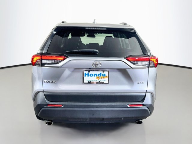 Used 2019 Toyota RAV4 XLE Premium FWD image 16
