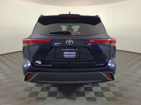 Used 2021 Toyota Highlander LE AWD/4WD image 4
