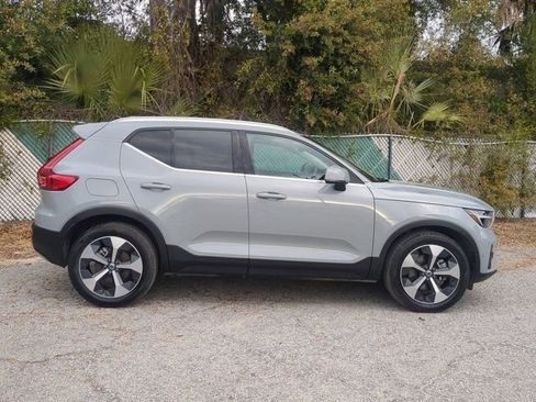 Used 2025 Volvo XC40 B5 Plus image 3