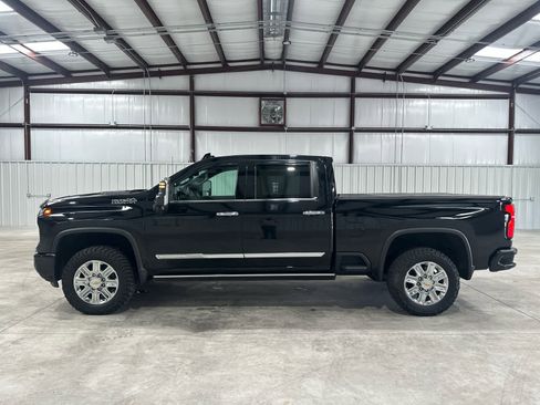 Used 2024 Chevrolet Silverado 2500 High Country w/ High Country Premium Package AWD/4WD image 2
