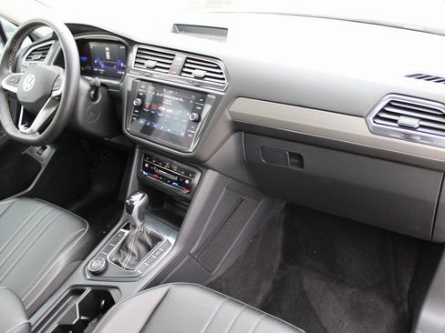 Certified 2022 Volkswagen Tiguan SE w/ Panoramic Sunroof Package image 28