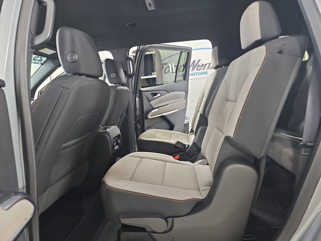 Used 2025 Chevrolet Traverse LT FWD image 19