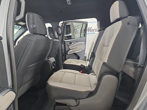 Used 2025 Chevrolet Traverse LT FWD image 19