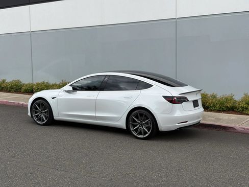 Used 2018 Tesla Model 3 Long Range RWD image 4
