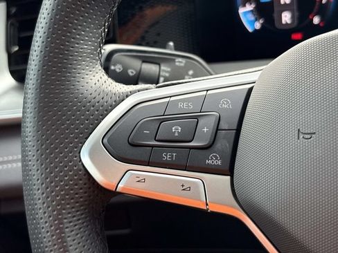 Used 2025 Volkswagen Tiguan SE R-Line FWD image 29