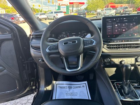 Used 2025 Jeep Compass Latitude w/ Convenience Group AWD/4WD image 14
