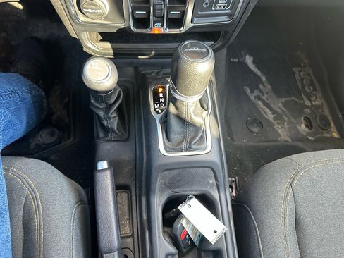 Used 2024 Jeep Gladiator Sport image 15