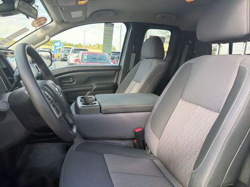 Used 2022 Nissan Titan S image 14