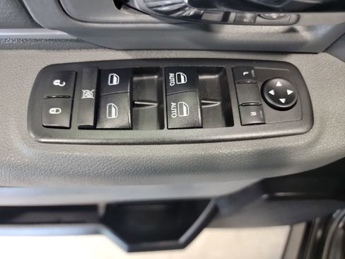 Used 2019 RAM 1500 Classic SLT AWD/4WD image 18