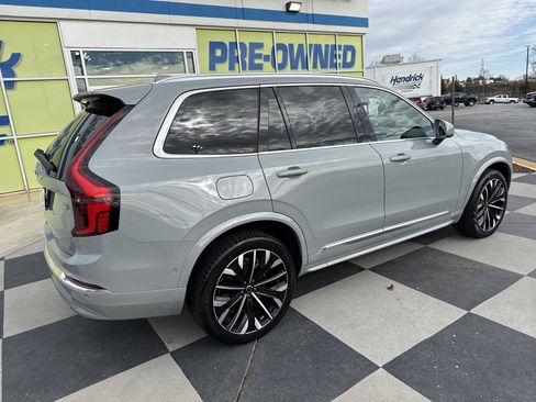 Used 2025 Volvo XC90 B6 Plus image 10