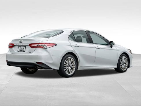 Used 2018 Toyota Camry XLE FWD image 7
