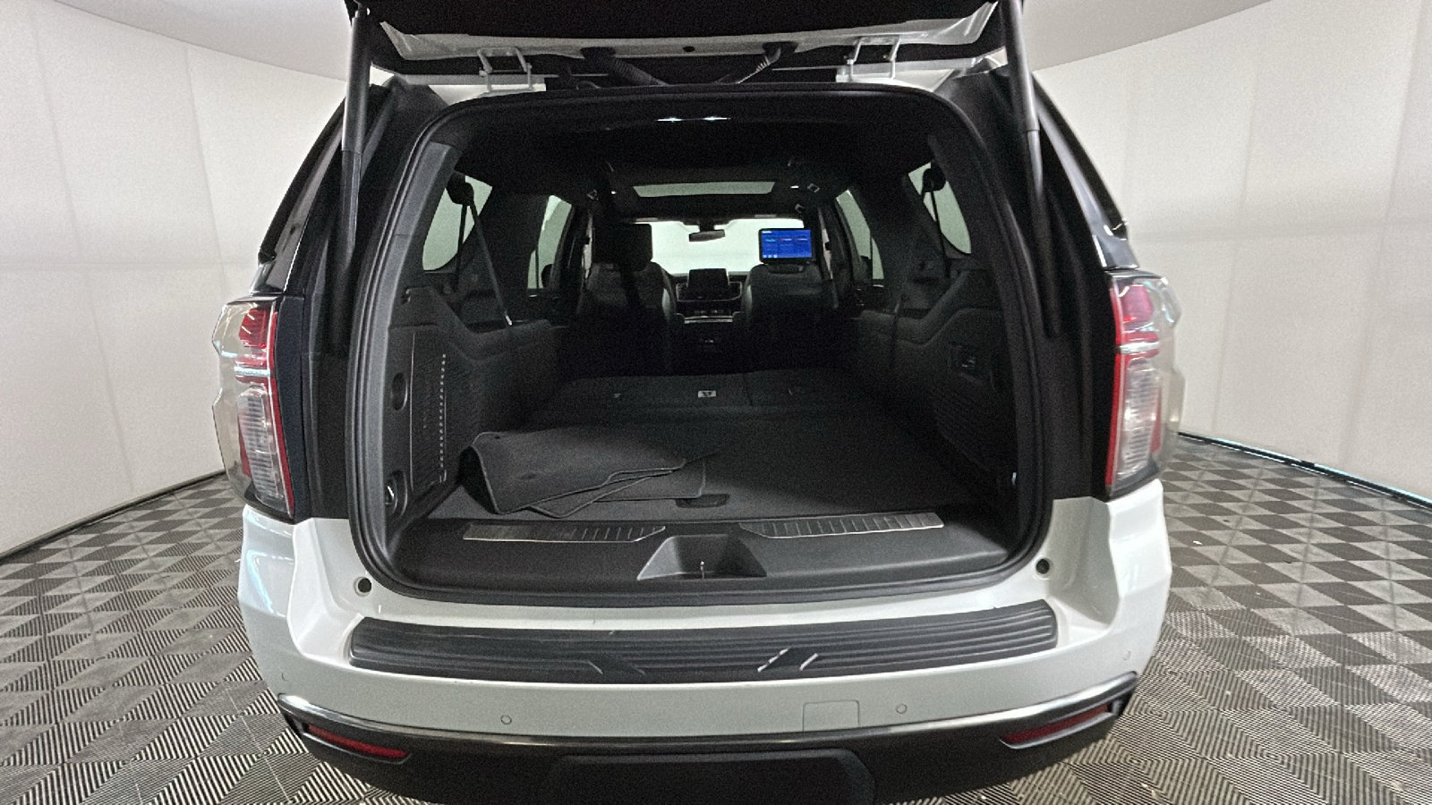 Used 2022 Chevrolet Suburban RST w/ Luxury Package AWD/4WD image 33